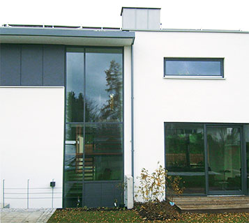 Fenster im OG in Eiche dunkel lackiert, Außenpaneele in Alu pulverbeschichtet