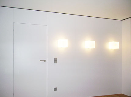Weiße Türeweiß lackierte Wandverkleidung mit Türe